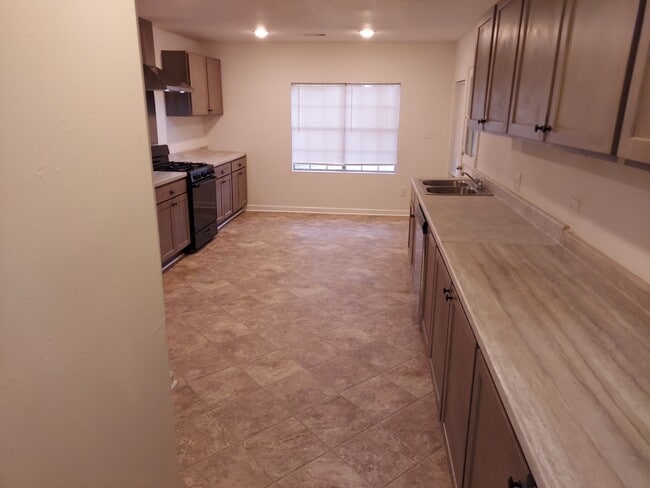 Building Photo - 6 Sunset Circle B