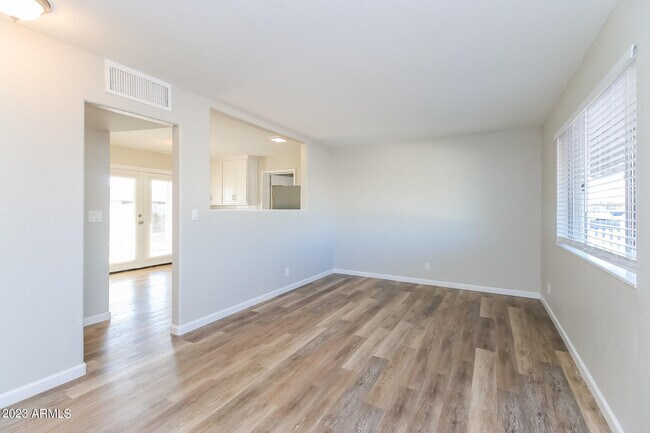 Foto del edificio - 2221 E Alpine Ave