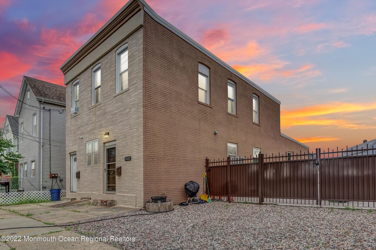 Primary Photo - 3022 S Wood Ave