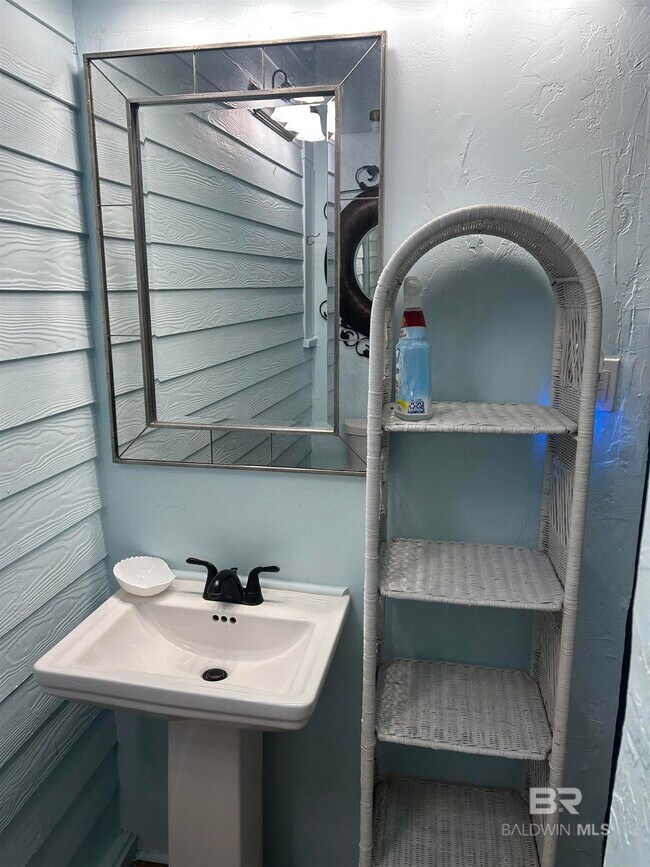 Foto del edificio - 22985 High Ridge Rd