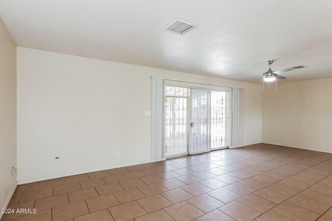 Foto del edificio - 5614 W Hazelwood St