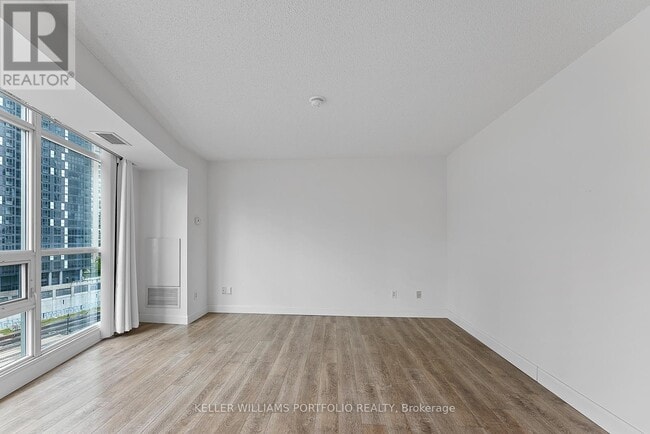 Photo du bâtiment - 18 Yonge St