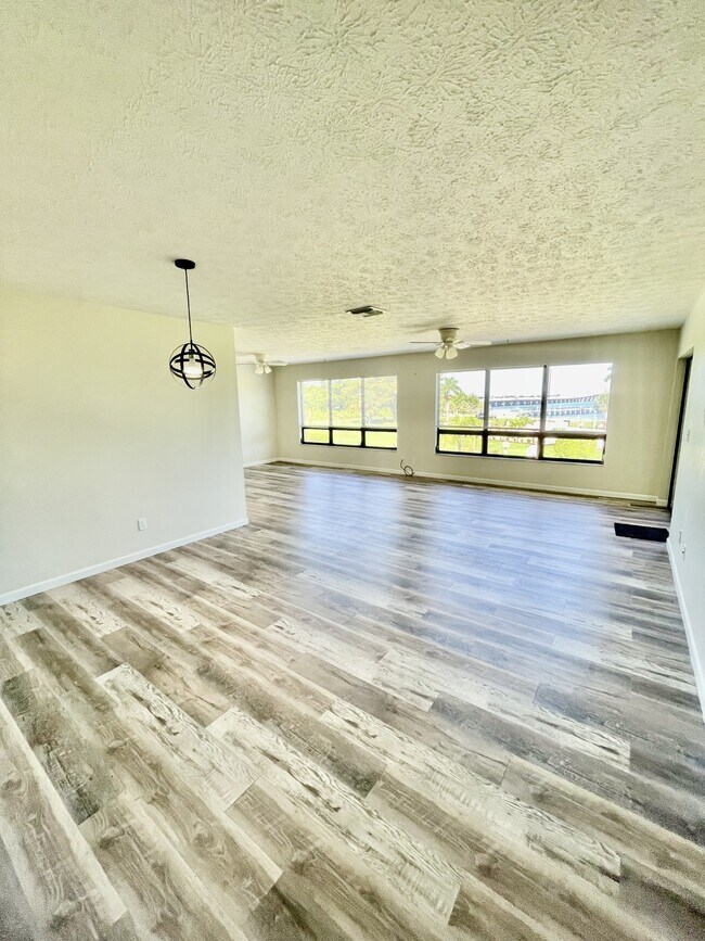Building Photo - 12498 Riverside Dr