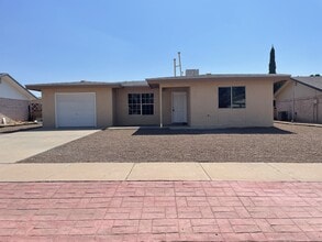 Building Photo - 1716 Dean Martin Dr