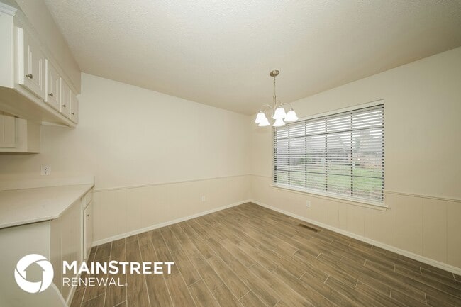 Building Photo - 9900 S Hillcrest Dr