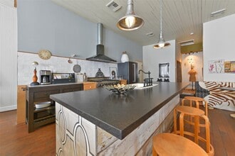 Building Photo - 1614 Avenue K