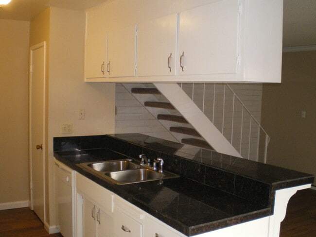 Foto del edificio - Great Looking 2bd / 1bth 2 Story Condo!