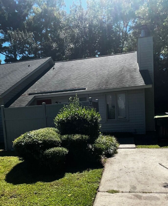 Foto principal - Two Bedroom One Bath Townhome