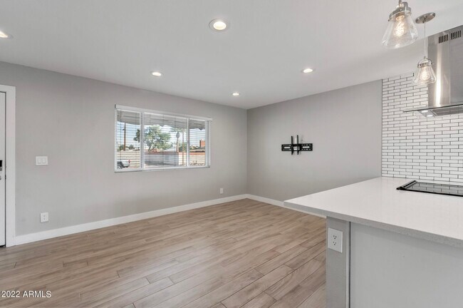 Building Photo - 402 N 73rd St