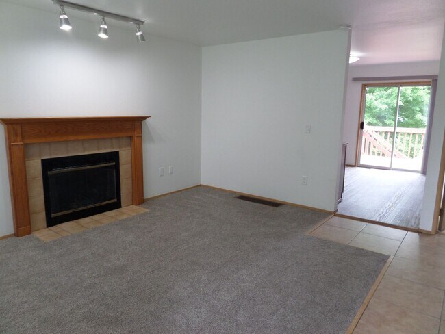 Building Photo - Great 3-Bedroom Duplex in North Tacoma - T...
