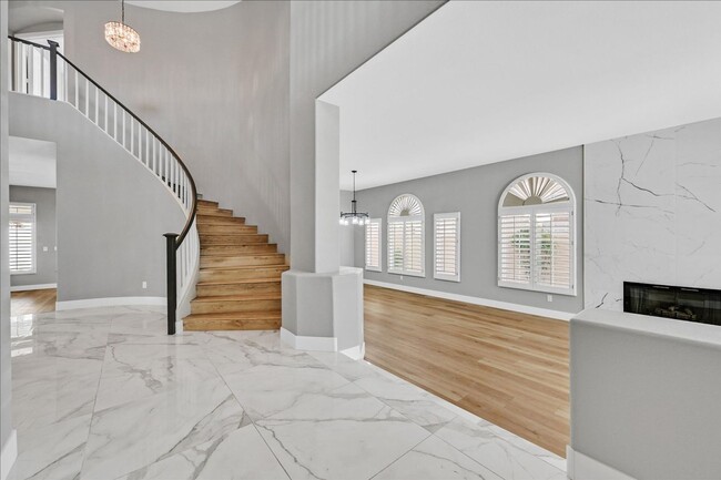 Foto del edificio - Fully remodeled 5 bed plus Loft / 4.5 bath...