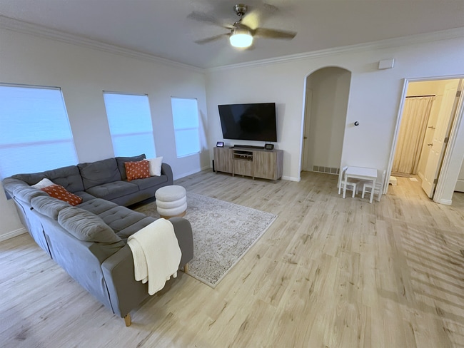 Foto del edificio - 8781 Jefferson Dr