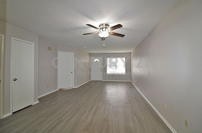 Foto del edificio - Recently Updated 2/1 Duplex For Rent in Arlington!
