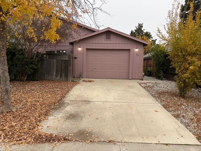 Building Photo - 615 Oriole Ave