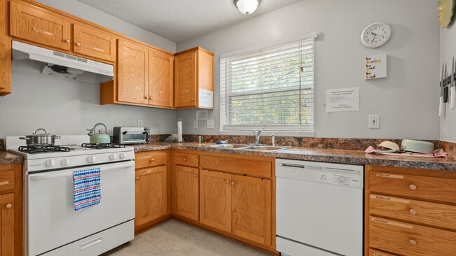 Kitchen - 11023 Askew Ave