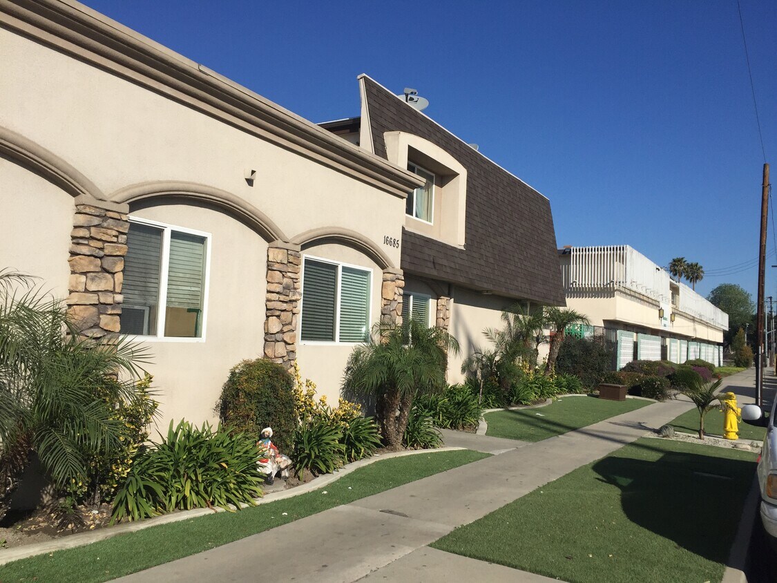 16685 Crenshaw Blvd, Torrance, CA 90504 Apartments Torrance, CA