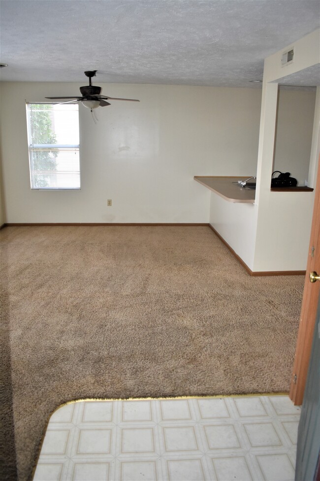 Living room with bar - 266 McCullough St