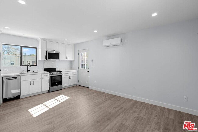 Foto del edificio - 1518 1/2 Stearns Dr