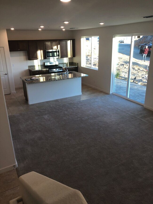 Foto del edificio - CORNER LOT - END UNIT - NO YARD TO MAINTAIN - GRANITE - STAINLESS - GATED