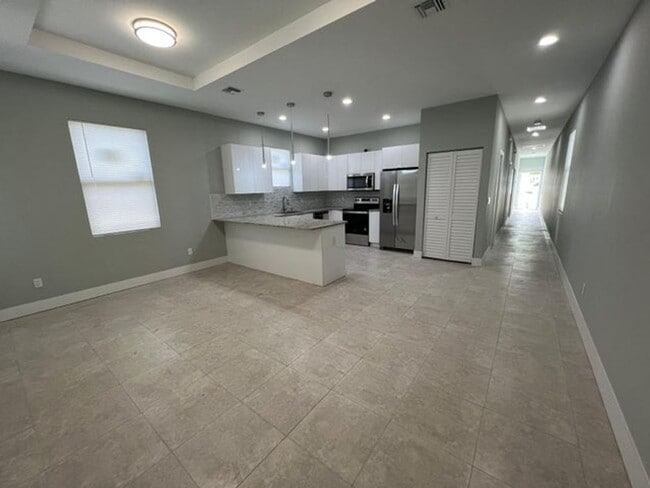 Building Photo - 227 N E St