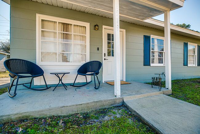 Building Photo - 1519 Cloverdale Dr