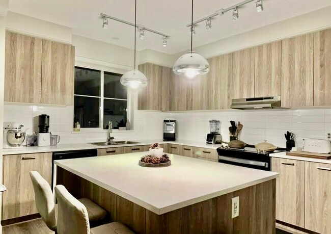 Building Photo - 8335 Nelson St