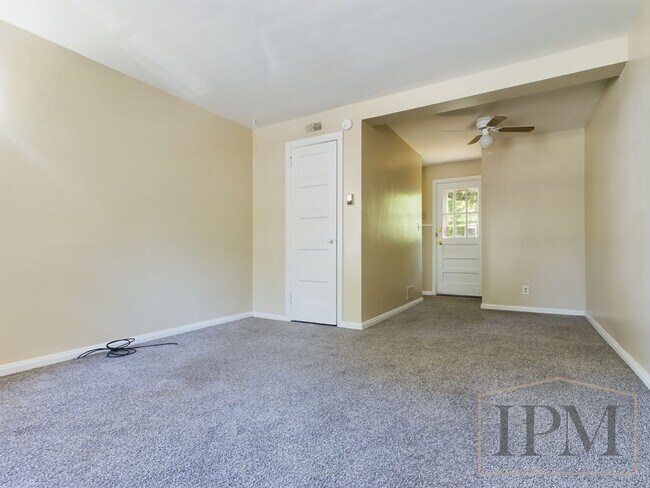 Building Photo - 2 Bedroom 1 Bath Duplex - York Pa