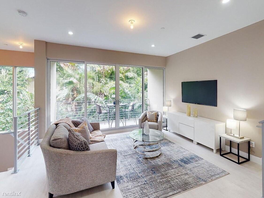 Foto principal - 3 br, 3.5 bath Townhome - 618 NE 12th Ave