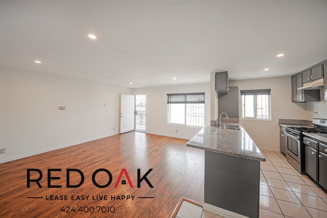 Foto del edificio - Stylish, Cozy Two Bedroom with Recessed Li...