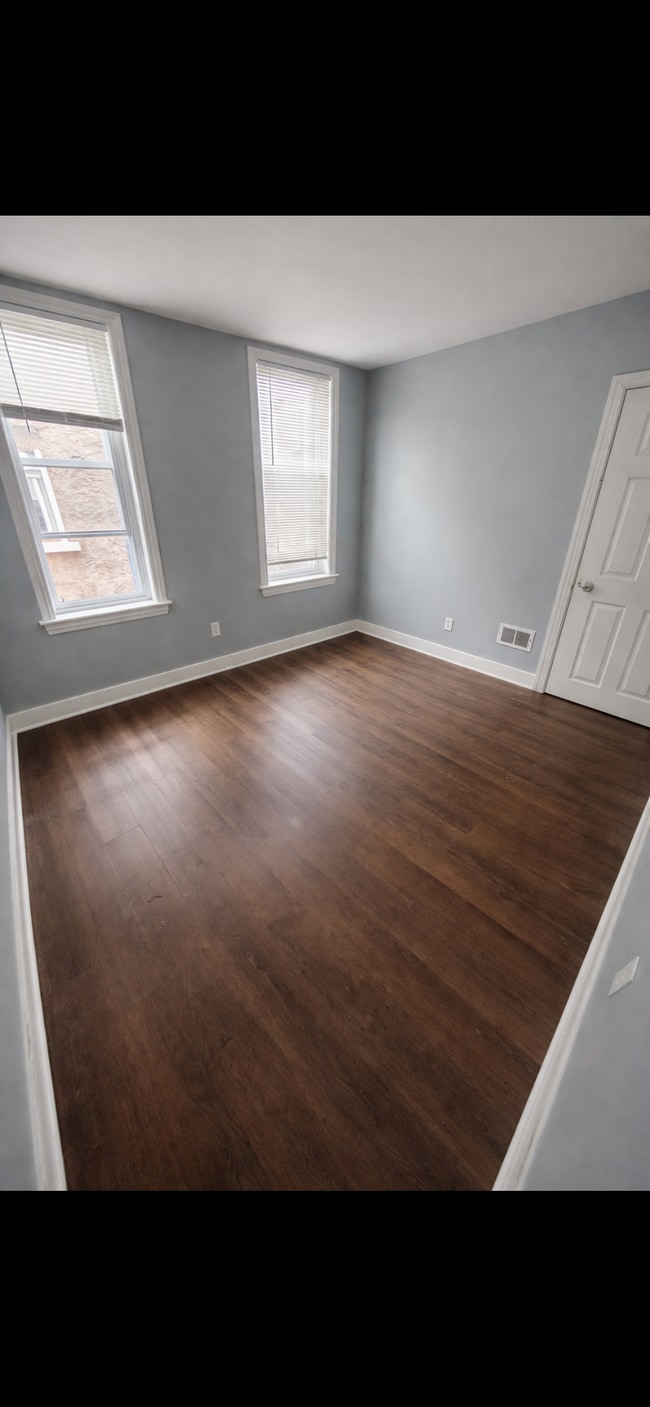 Building Photo - 616 W 6th St