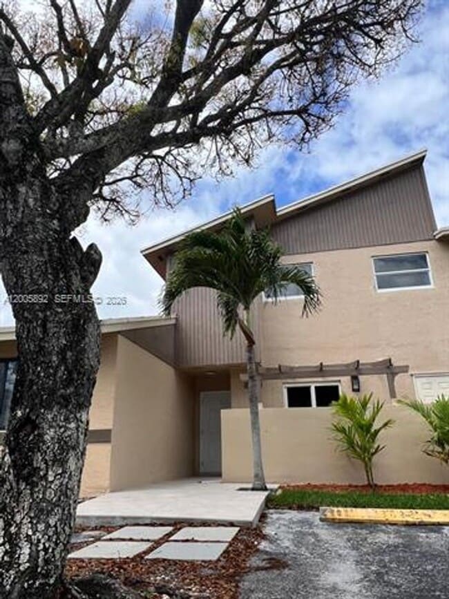 Building Photo - 3632 SW 112th Ave