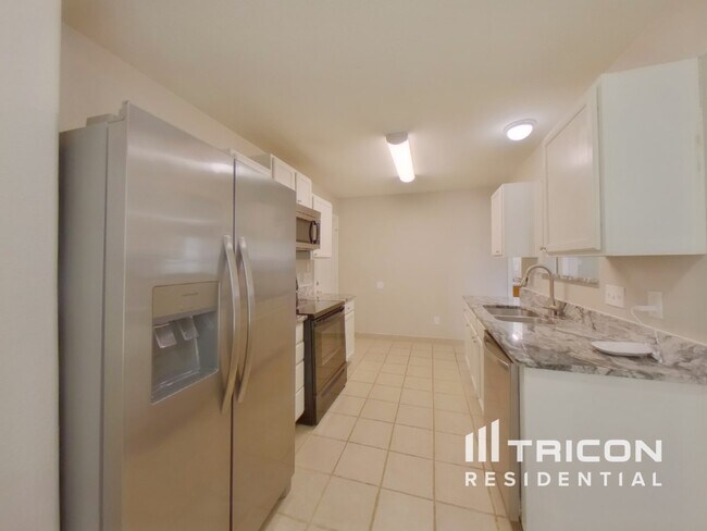 Foto del edificio - 9312 Tiger Lily Ln
