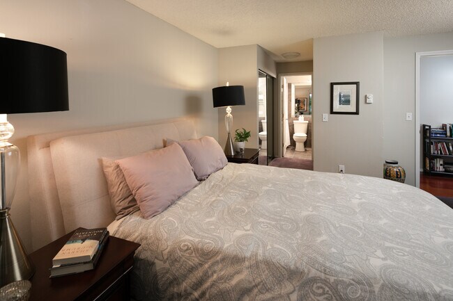 Master Bedroom with full bath jacuzzi tub - 23003 Lakeview Dr