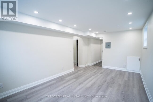 Building Photo - 19 Queen St W