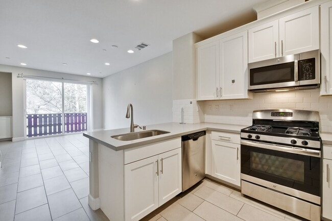 Foto del edificio - Exquisite 3 bedroom 3 bathroom home in San Jose Blossom Hill area!