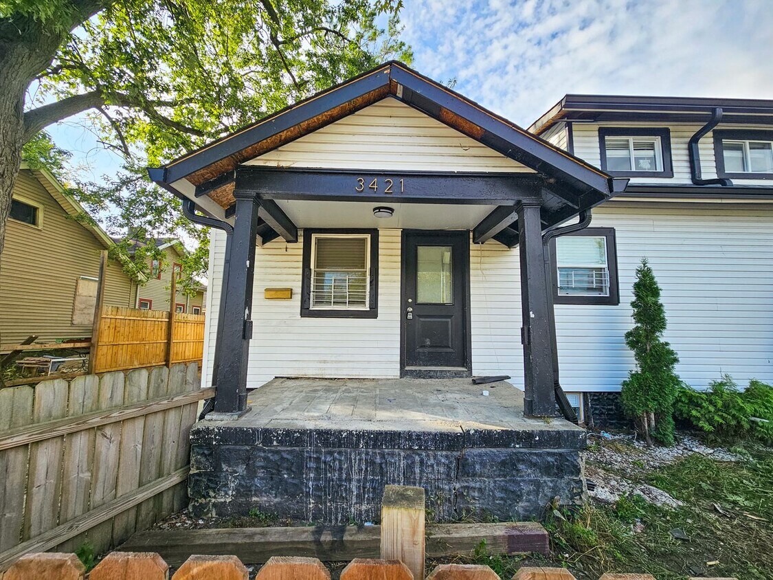 Foto principal - 3421-3421 E 9th St