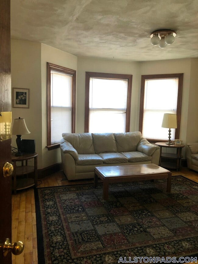 Building Photo - 36 Linden St