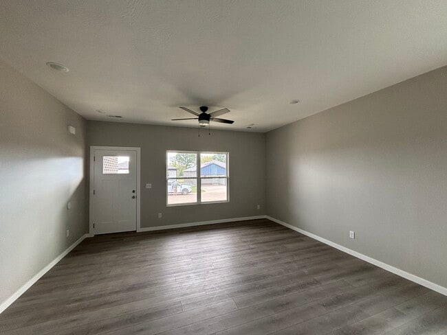 Building Photo - 4940 W Minota St