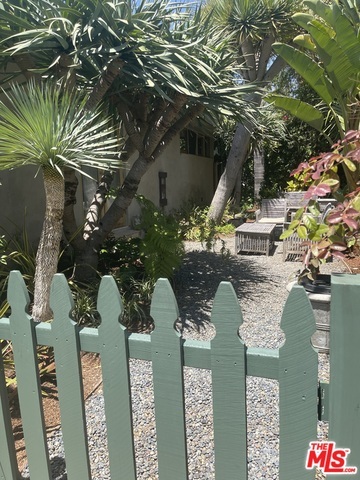 Building Photo - 609 N Doheny Dr
