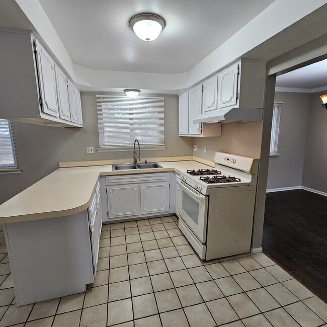 Foto del edificio - 4 bedroom, 2.5 bath, 2 car garage colonial...