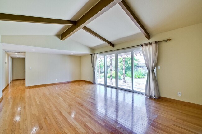 Foto del edificio - Charming Updated 4 Bedroom Home in Santa Clara with Expansive Backyard and Fruit Trees.