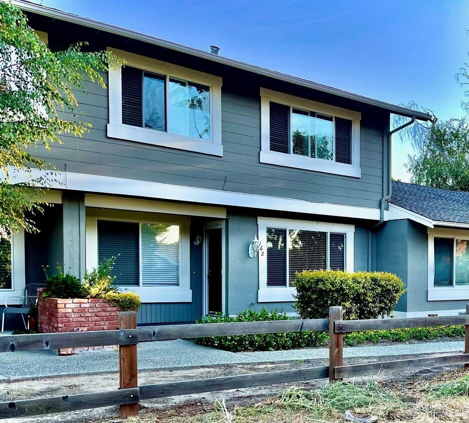 Cozy Danville 3Bed/2.5BA Two Story Townhouse in Beautiful Danville Suburbs! Front Facing Views of... - Cozy Danville 3Bed/2.5BA Two Story Townhouse in Beautiful Danville Suburbs! Front Facing Views of...