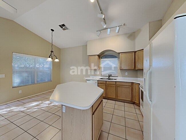 Building Photo - 15681 W Magnolia St