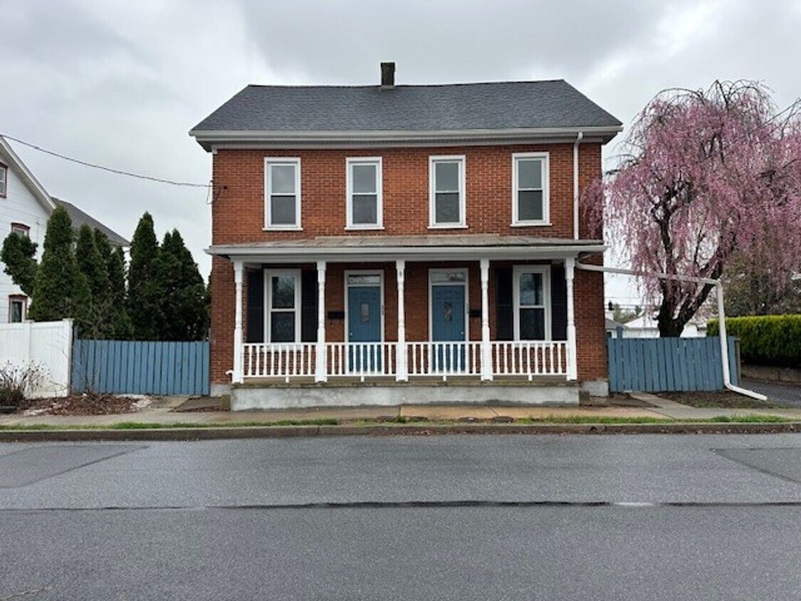 Foto principal - 223 N College St