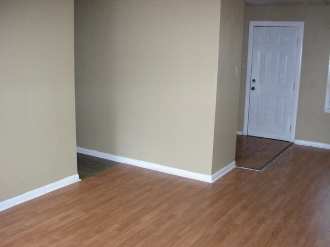 Foto del edificio - 1637 Johnson Dr