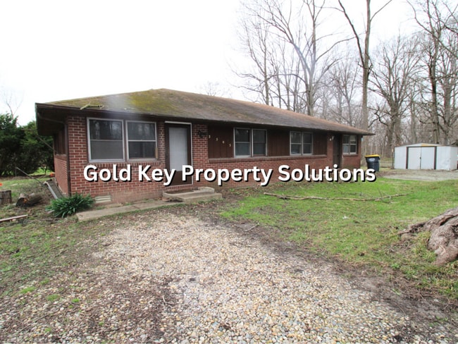 Building Photo - Secluded 2 BR 1 BA Duplex (No Section 8)