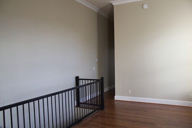 Building Photo - Gorgeous 2 Bedroom Apartment Downtown