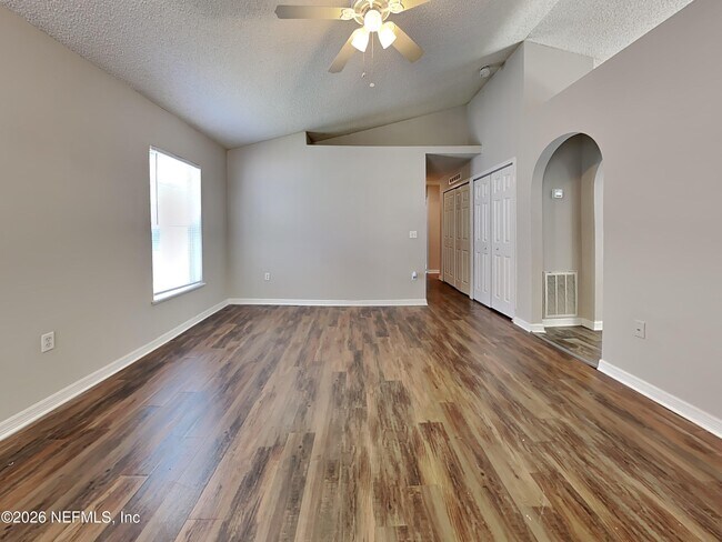 Foto del edificio - 6637 Gentle Oaks Dr E