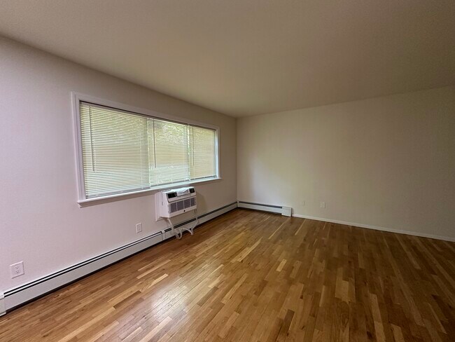 Amplio salón - Riverhill Apartments