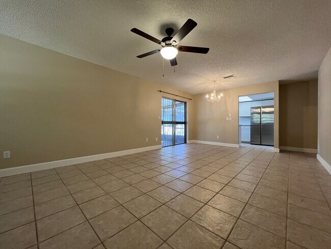 Foto del edificio - Newly Renovated 3/2 Home ~ Brand New Kitchen ~ Updated Bathrooms ~ Fenced Yard!
